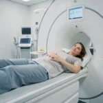 Femme allongée dans un appareil IRM ouvert lors d'un examen radiologique en milieu hospitalier