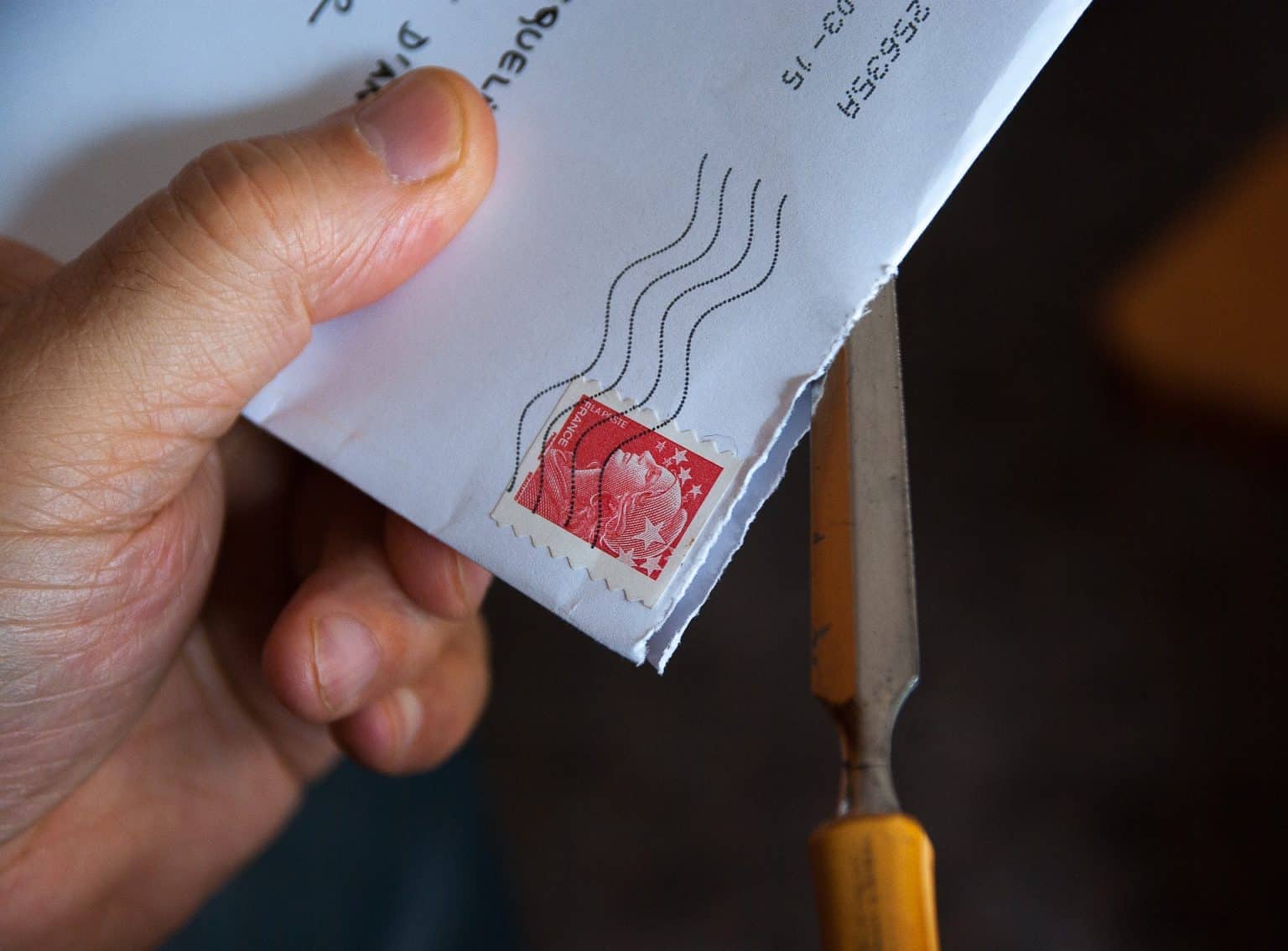 Où et comment rédiger une adresse postale sur une enveloppe ? Physique Appliquée